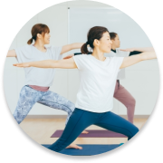 ピラティスヨガをする女性