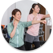 パンチトレーニングをする女性