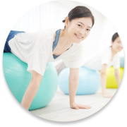 自転車をこぐする女性