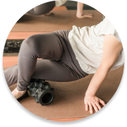 筋膜ほぐしをする女性