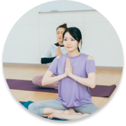 フィールヨガをする女性