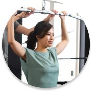 フィットネスバイクをこぐ女性