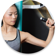 ショルダープレスを使って筋トレをする女性