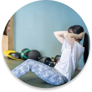 腹筋をする女性